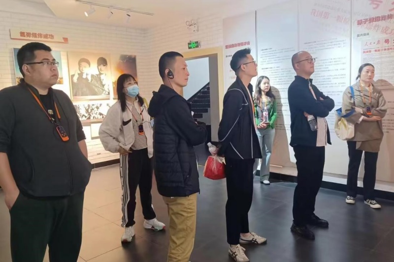 傳習(xí)社踏訪(fǎng)兩彈城_副本.jpg